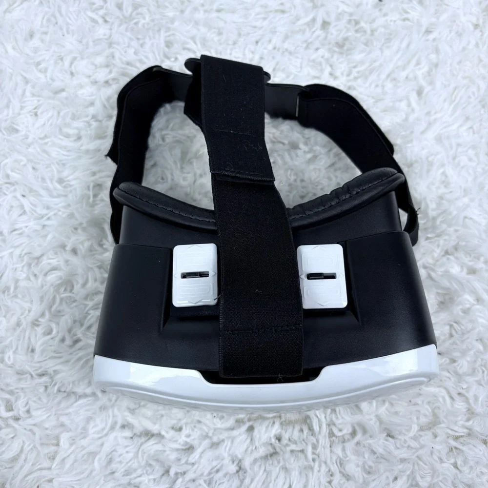 VR adjustable Headset in Black and White
